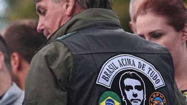 ارتدى الرئيس سترة عليها رقعة تظهر وجهه.  الصورة: آبي